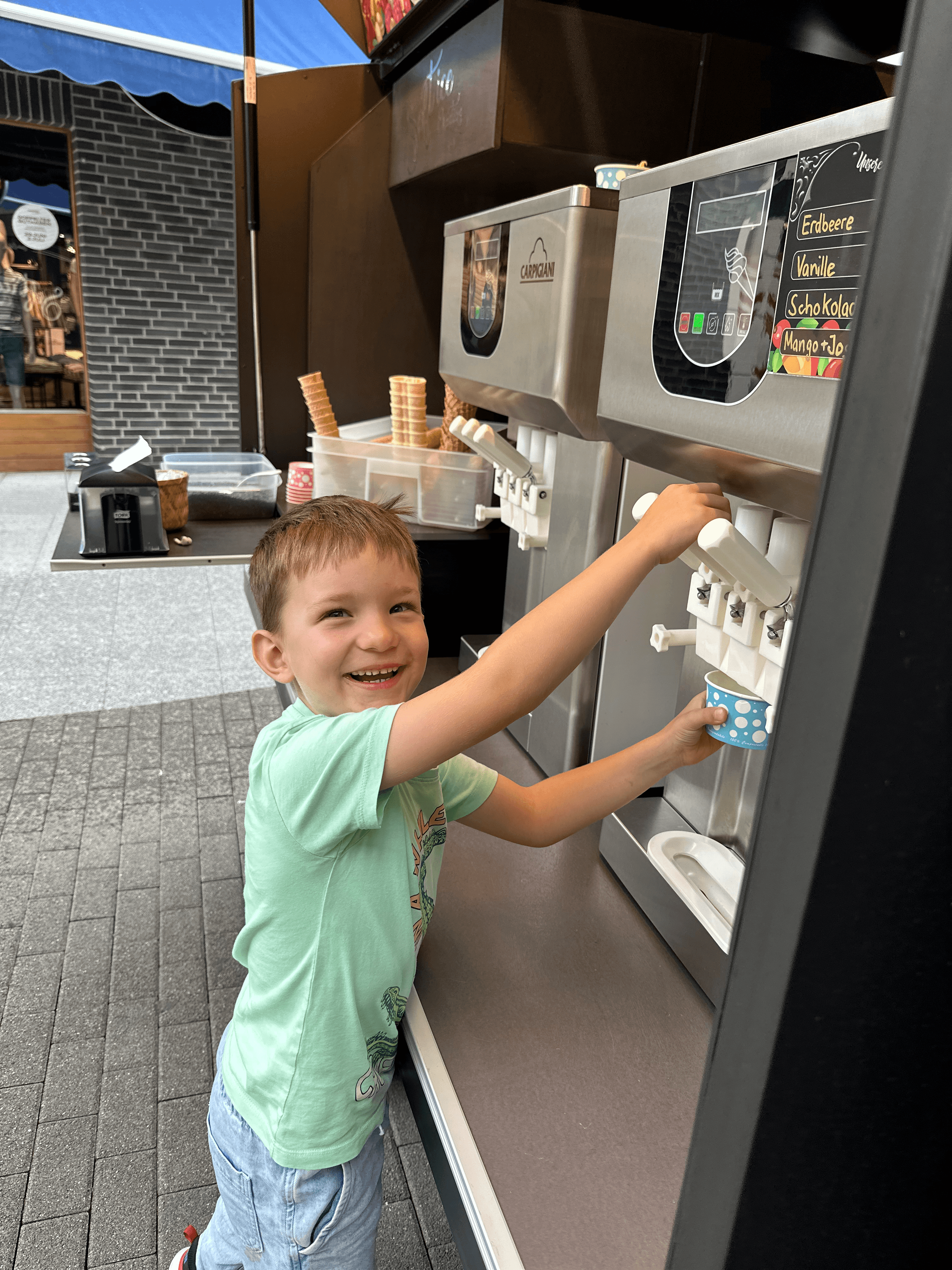 Die dritte Generation zapft Softice an der Carpigiani-Maschine