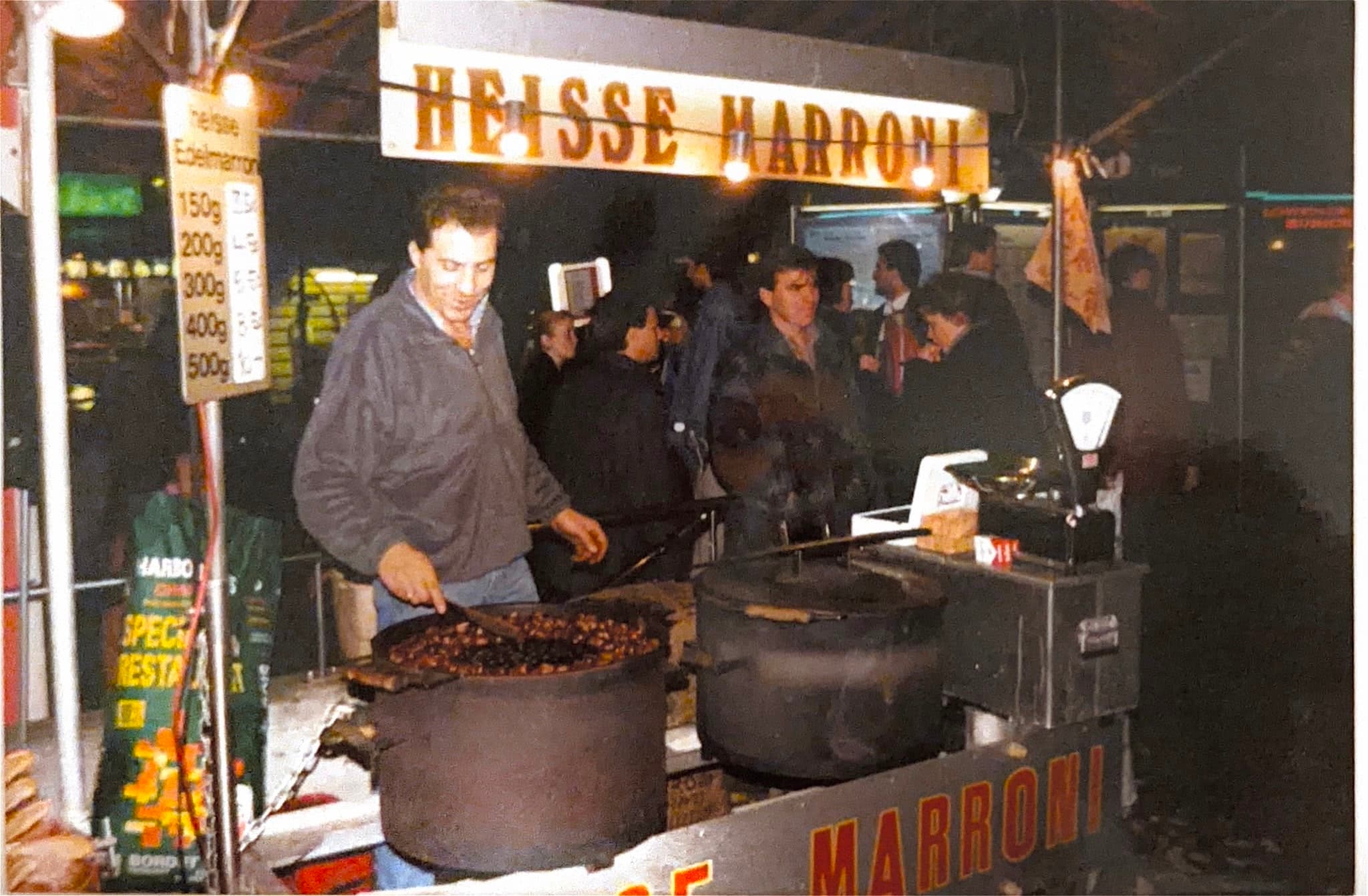 Historisches Foto: Der Vater am Marroni-Stand