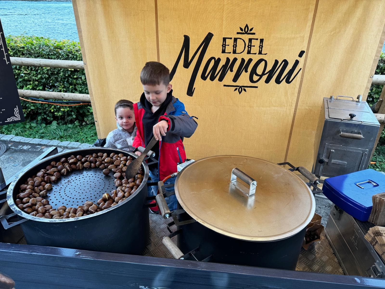 Die dritte Generation hilft an der Marronipfanne mit