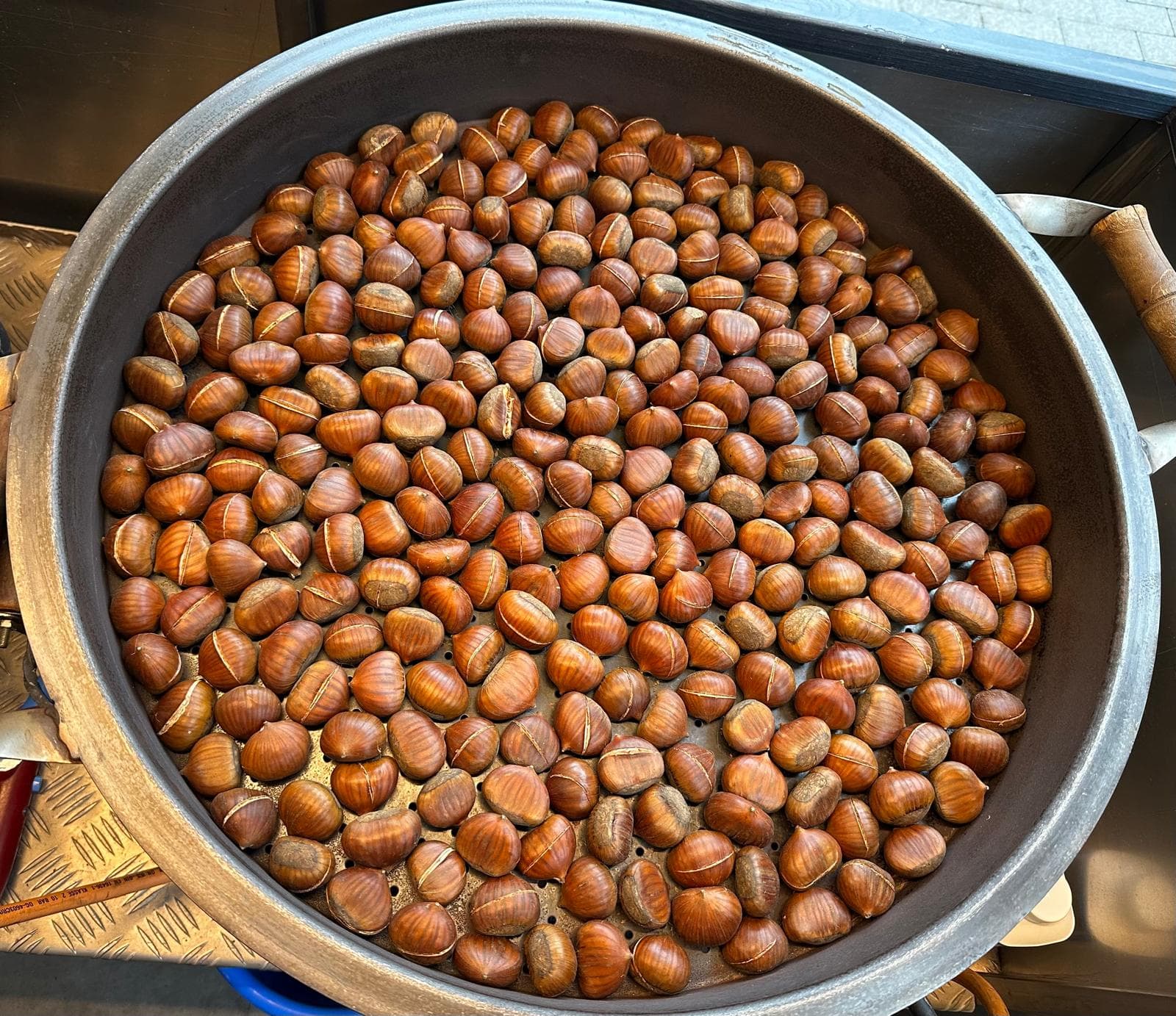 Frisch geröstete Edelmarroni in der Marronipfanne